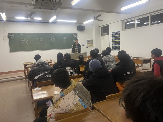 说明: C:\Users\Administrator\Desktop\XK星空召开诚信教育主题班会2021.12.19\XK星空召开诚信教育主题班会2021.12.19\1.jpg