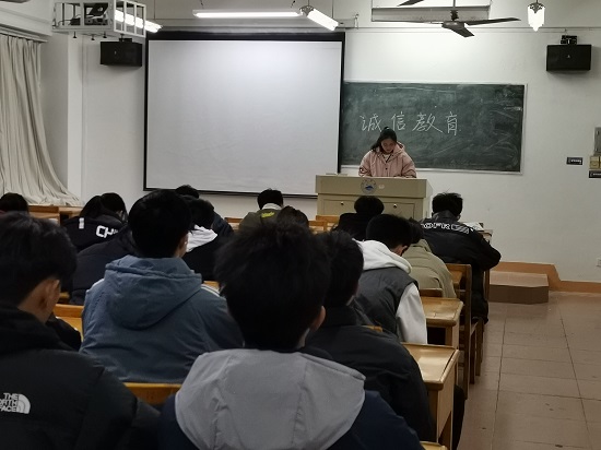 说明: C:\Users\Administrator\Desktop\XK星空召开诚信教育主题班会2021.12.19\XK星空召开诚信教育主题班会2021.12.19\3.jpg